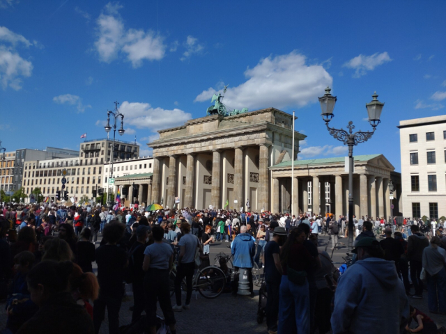 demonstration zur forderung des afd-verbots vor dem brandenburger tor. sonning, blauer himmel mit wolken