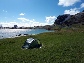 Foto ansehen Sun dries the tent from last nights snow