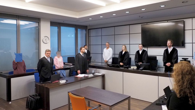 Links die Angeklagten mit ihren Anwälten, rechts das Gericht. Die 5. Große Strafkammer des Landgerichts Wuppertal verhandelte unter Leitung von Richter Jochen Kötter (3. v. re.) Links die Angeklagten mit ihren Anwälten, rechts das Gericht. Die 5. Große Strafkammer des Landgerichts Wuppertal verhandelte unter Leitung von Richter Jochen Kötter (3. v. re.)