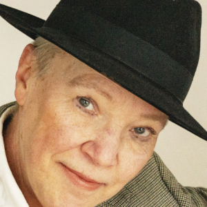 autorenbild-portrait-hut-kl.jpg
