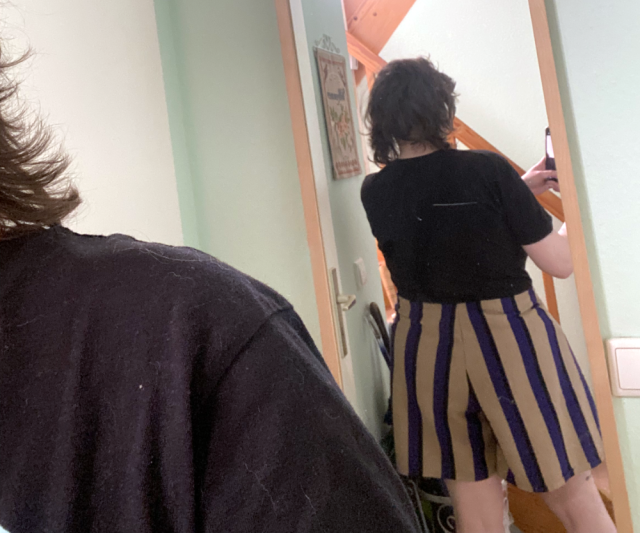 A view of teh backside. Not visible is the knot keeping the front part of the trousers up and together. A view of teh backside. Not visible is the knot keeping the front part of the trousers up and together.