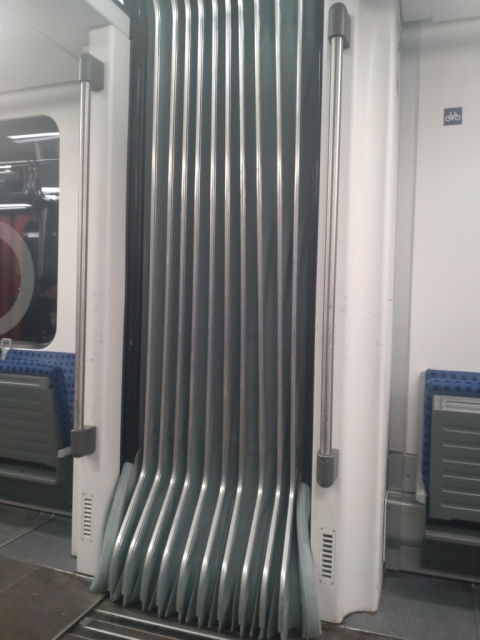 foto eines verbindungsstücks zwischen s-bahn-waggons mit 10 falten