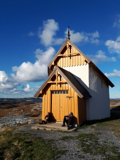 Foto ansehen Chilly chilling at the Husøy chapel